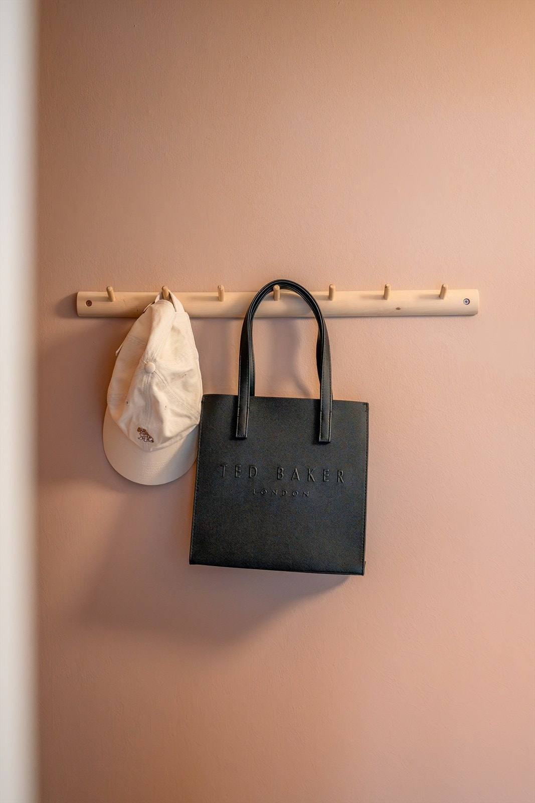 Entréen gir et godt førsteinntrykk av boligen med lyse overflater og gjennomgående parkett på gulv Galleribilde