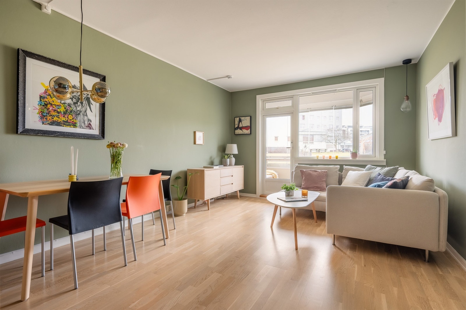 Lys og luftig stue med store vindusflater og utgang til innglasset balkong som skaper en herlig forlengelse av boligen vår, sommer og høst. Galleribilde