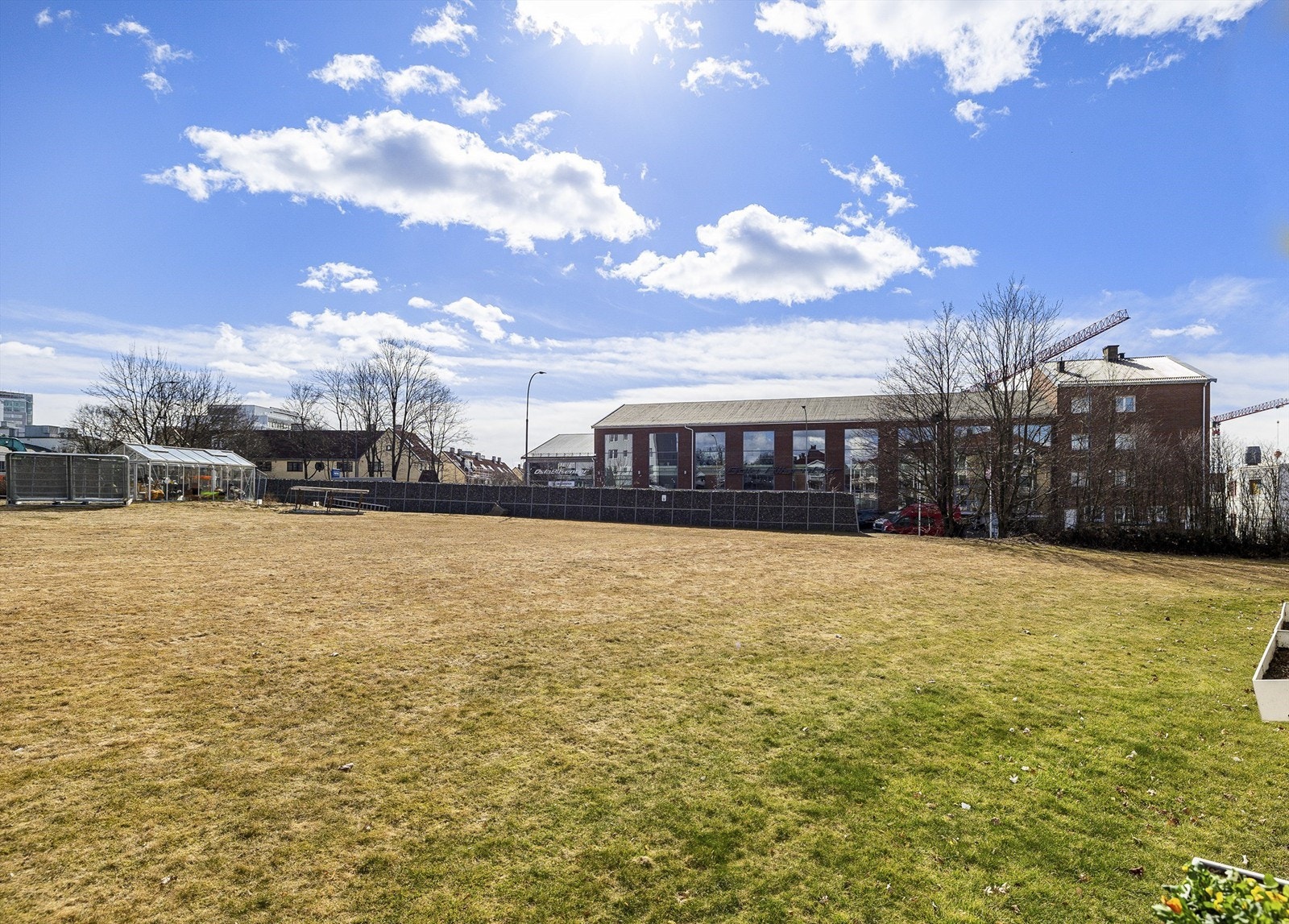 Lilleberg borettslag ligger idyllisk til i rolige og skjermede omgivelser ved Valle Hovin med store fellesområder like utenfor døren Galleribilde