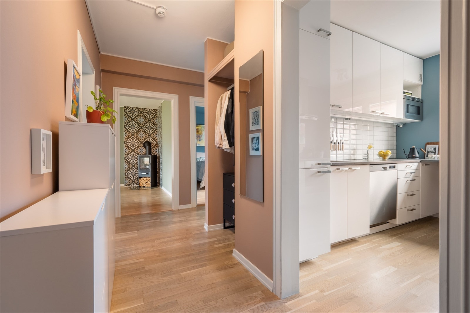 Fra entréen har du inngang til alle boligens rom, noe som understreker den gode planløsningen Galleribilde