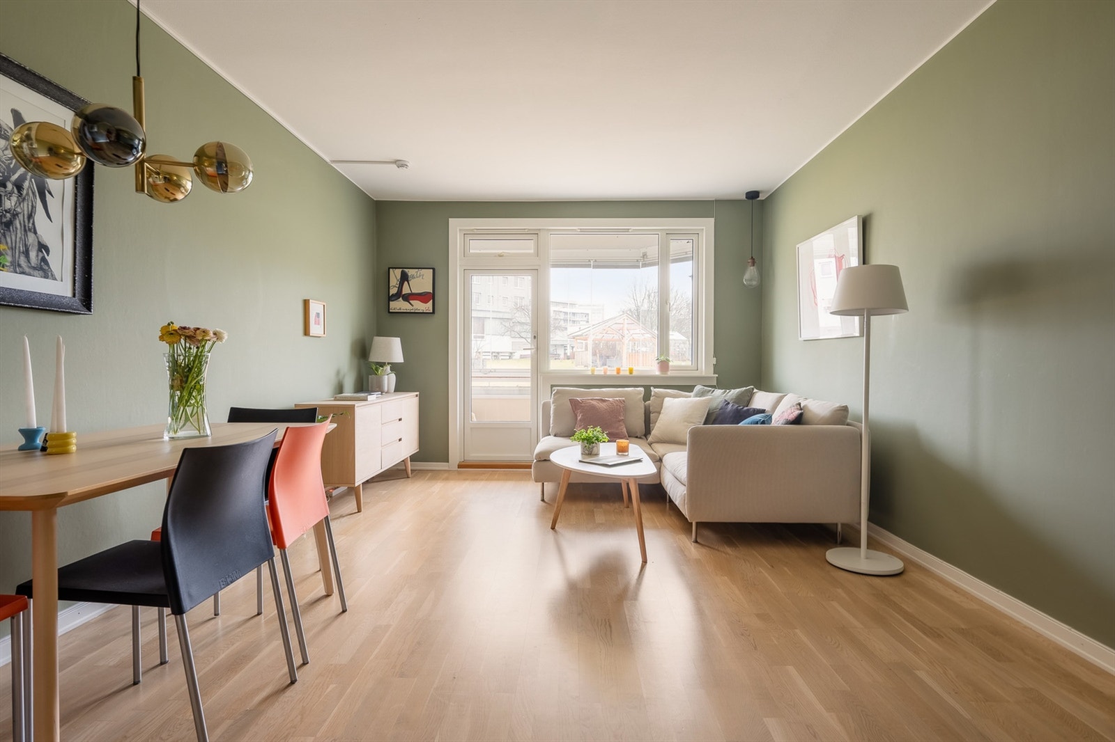 Stuen byr på god plass til både sofagruppe og tv-seksjon, samt plass til et hyggelig spisebord Galleribilde