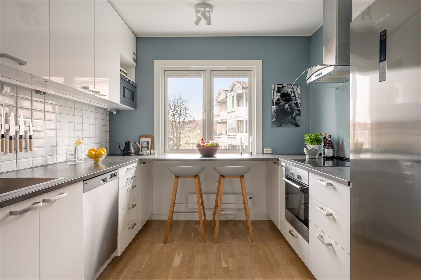 Lyst og romslig separat kjøkken fra 2014 med god skap- og benkeplass Galleribilde