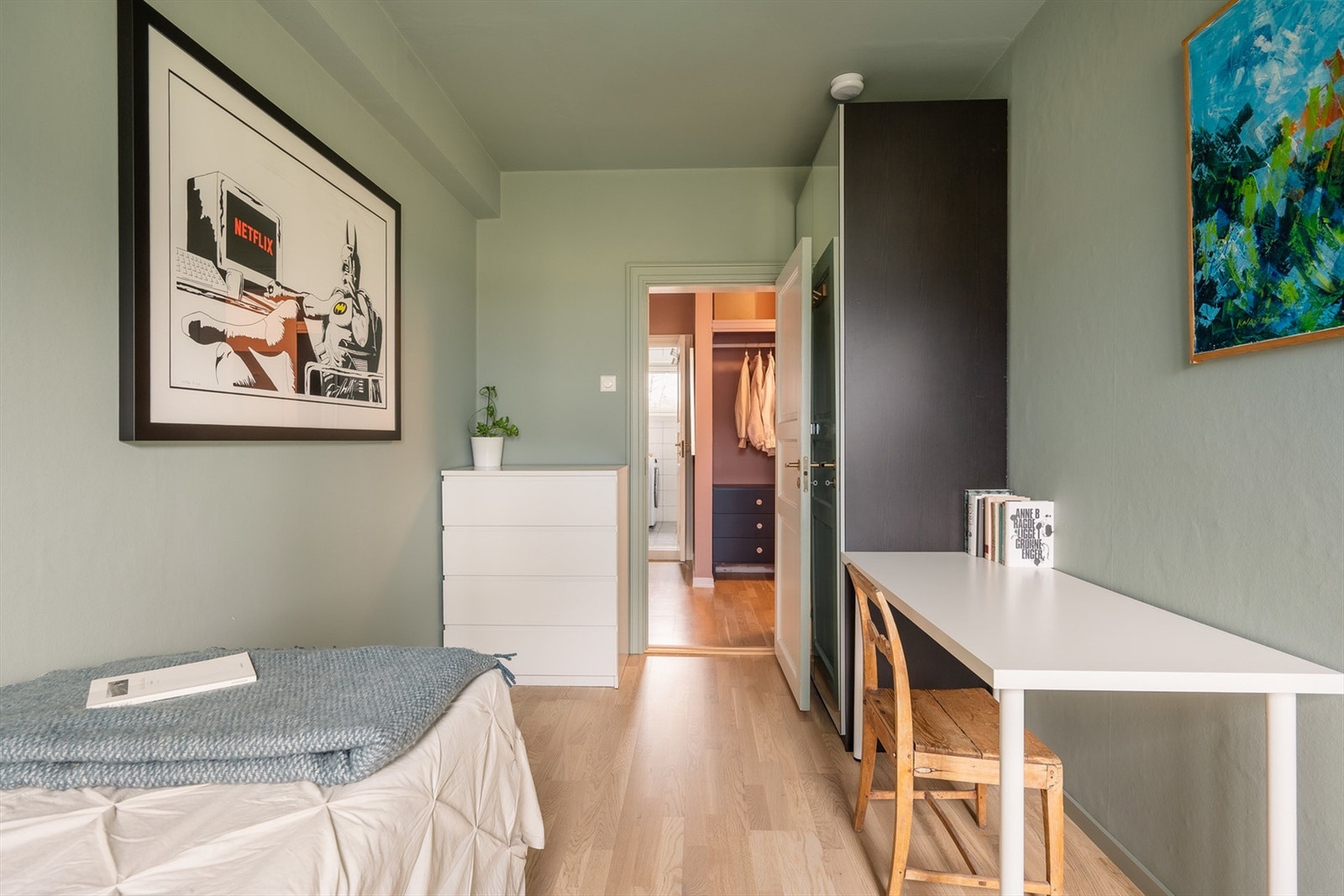 God plass til seng, garderobeskap og skrivebord Galleribilde