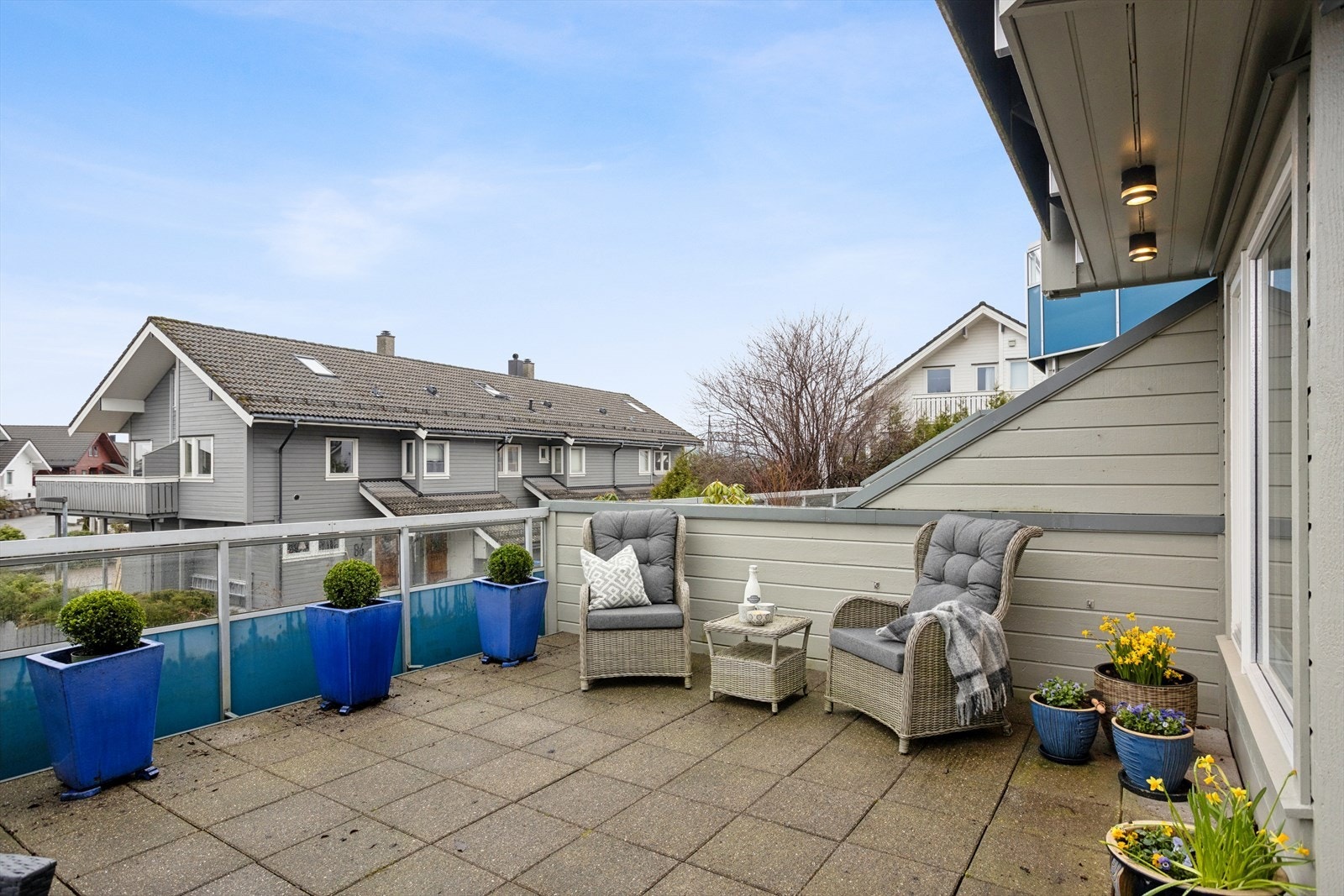 Her er det god plass til både grill, hagemøbler og dekorative blomsterkrukker. Galleribilde