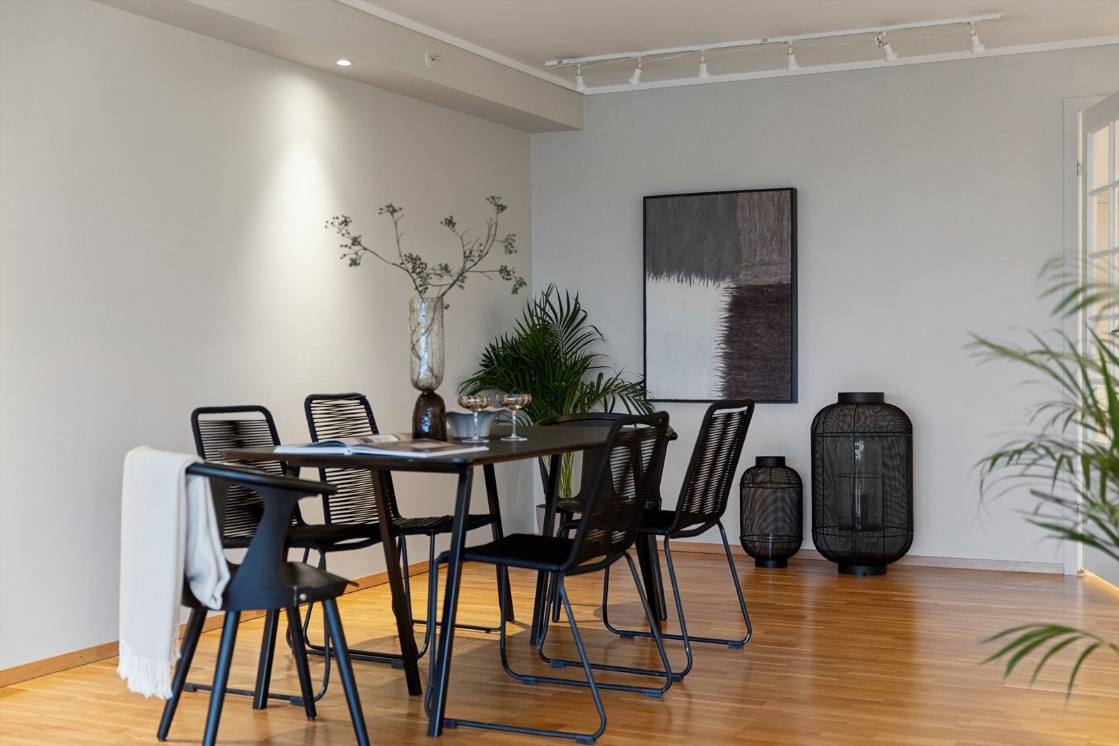 Leiligheten har balansert ventilasjon for et behagelig inneklima. Viftemotoren er nettopp skiftet. Galleribilde