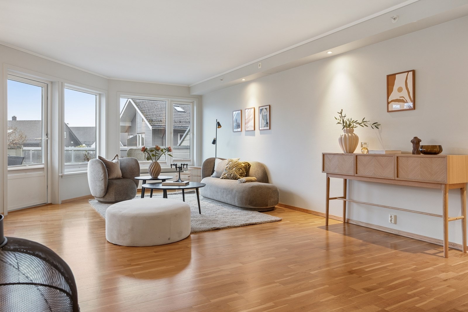 Generøse vindusflater sørger for godt lysinnslipp og et trivelig innemiljø. Galleribilde