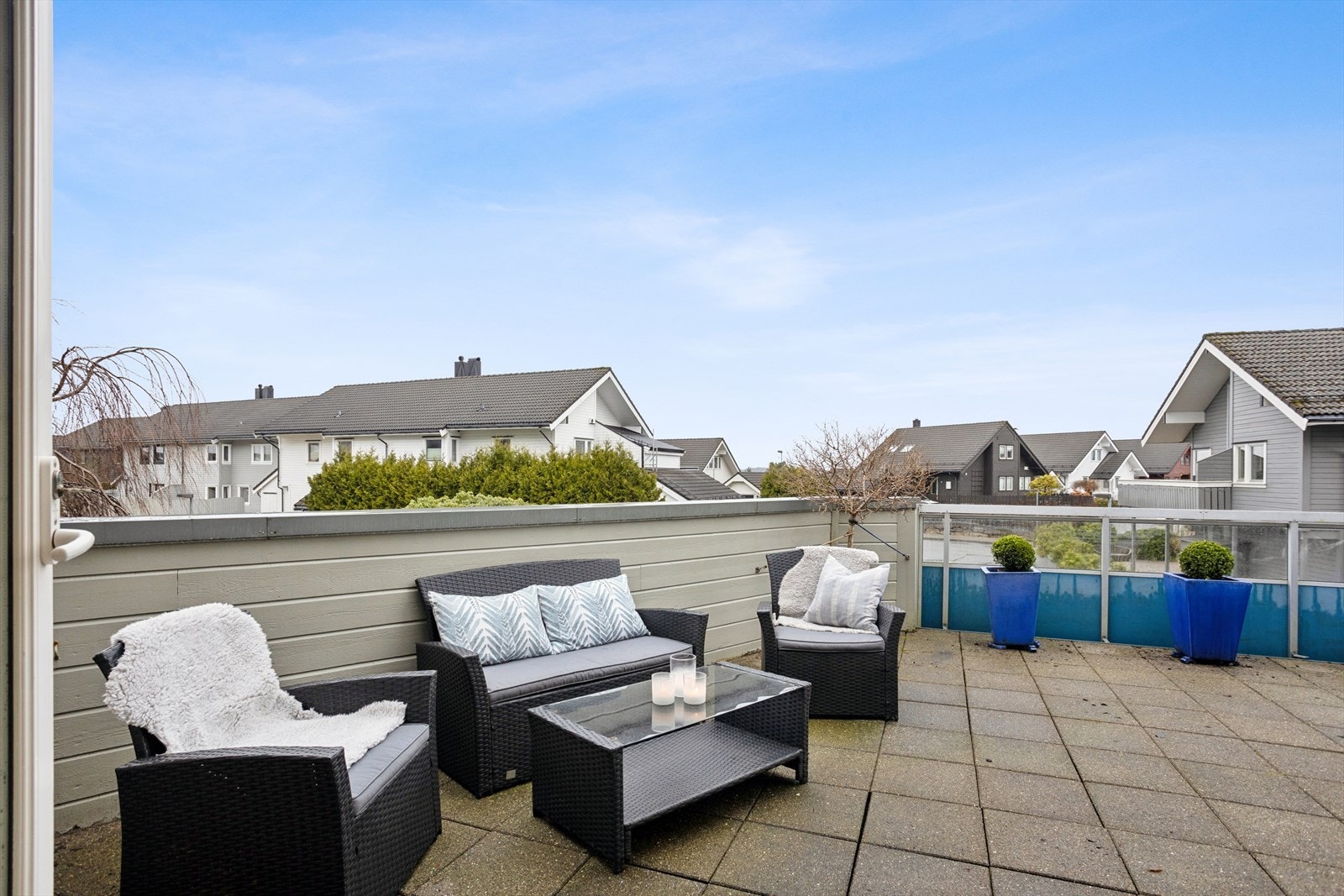 Terrassen er nordvestvendt. Sommerstid kan solen nytes fra formiddag til langt på kveld. Galleribilde