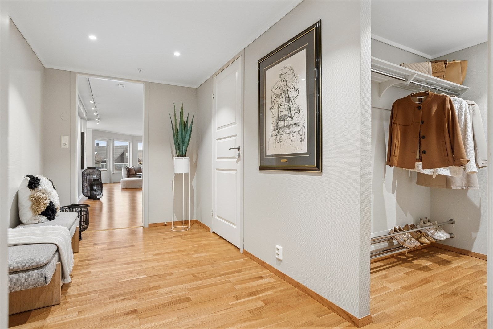 I 2024 ble det montert nye LED downlights i himling. Galleribilde