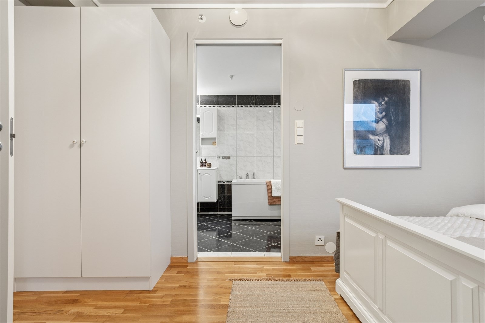 Fra hovedsoverommet er det direkte tilkomst til badet. Galleribilde