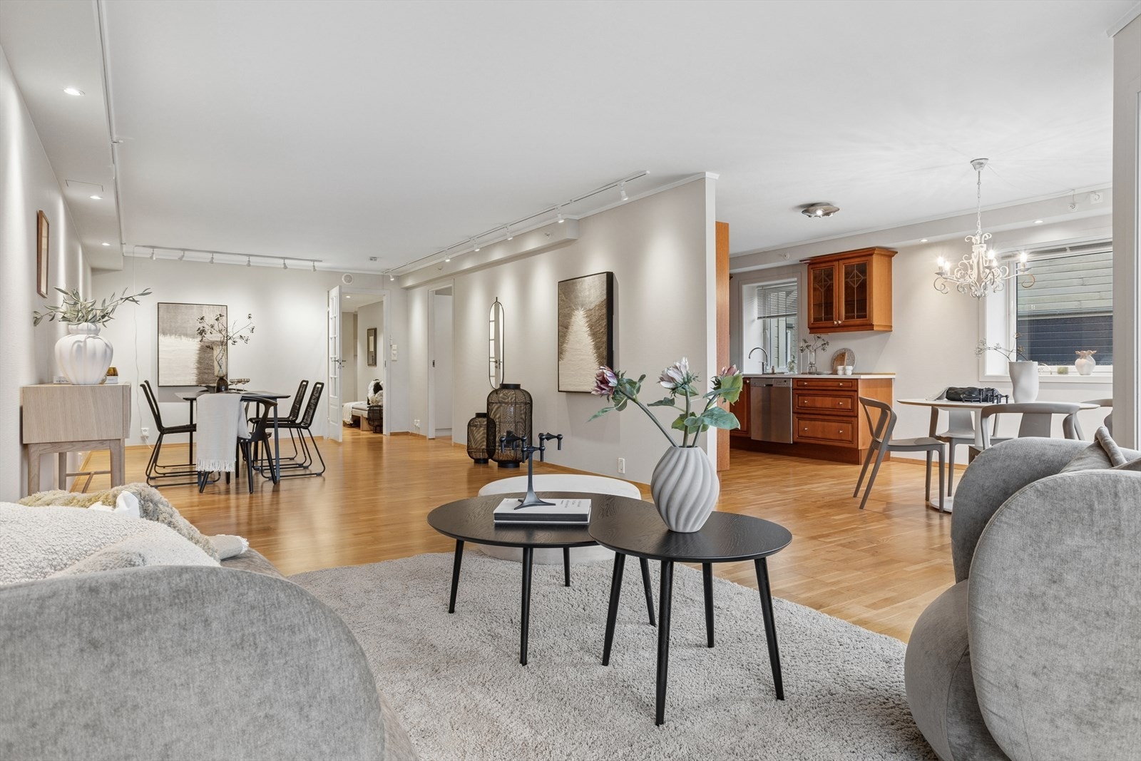 Det er delvis åpen løsning mellom stue og kjøkken, noe som gir en lys og luftig atmosfære. Galleribilde