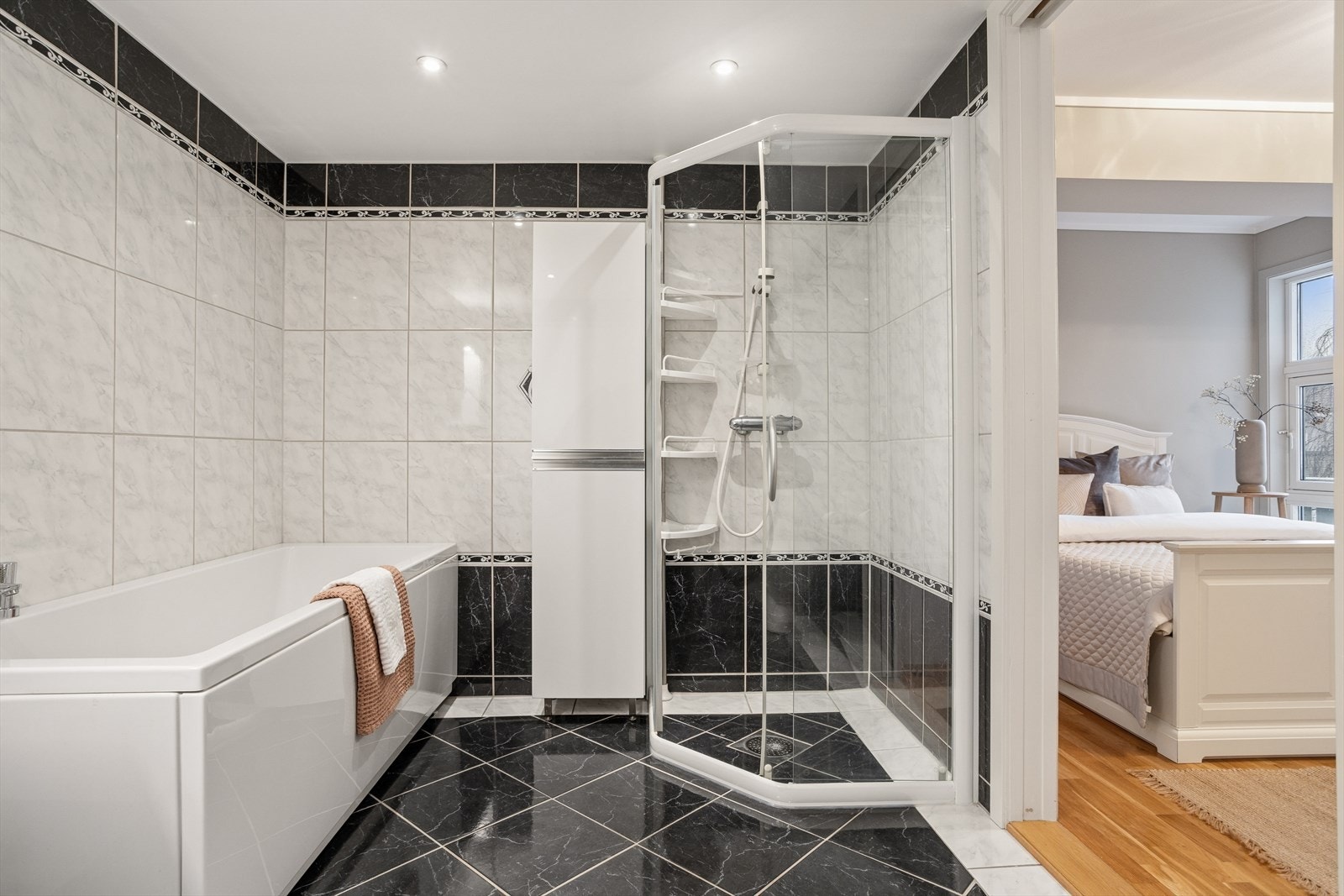 Pent og romslig bad med både dusj og badekar. Galleribilde