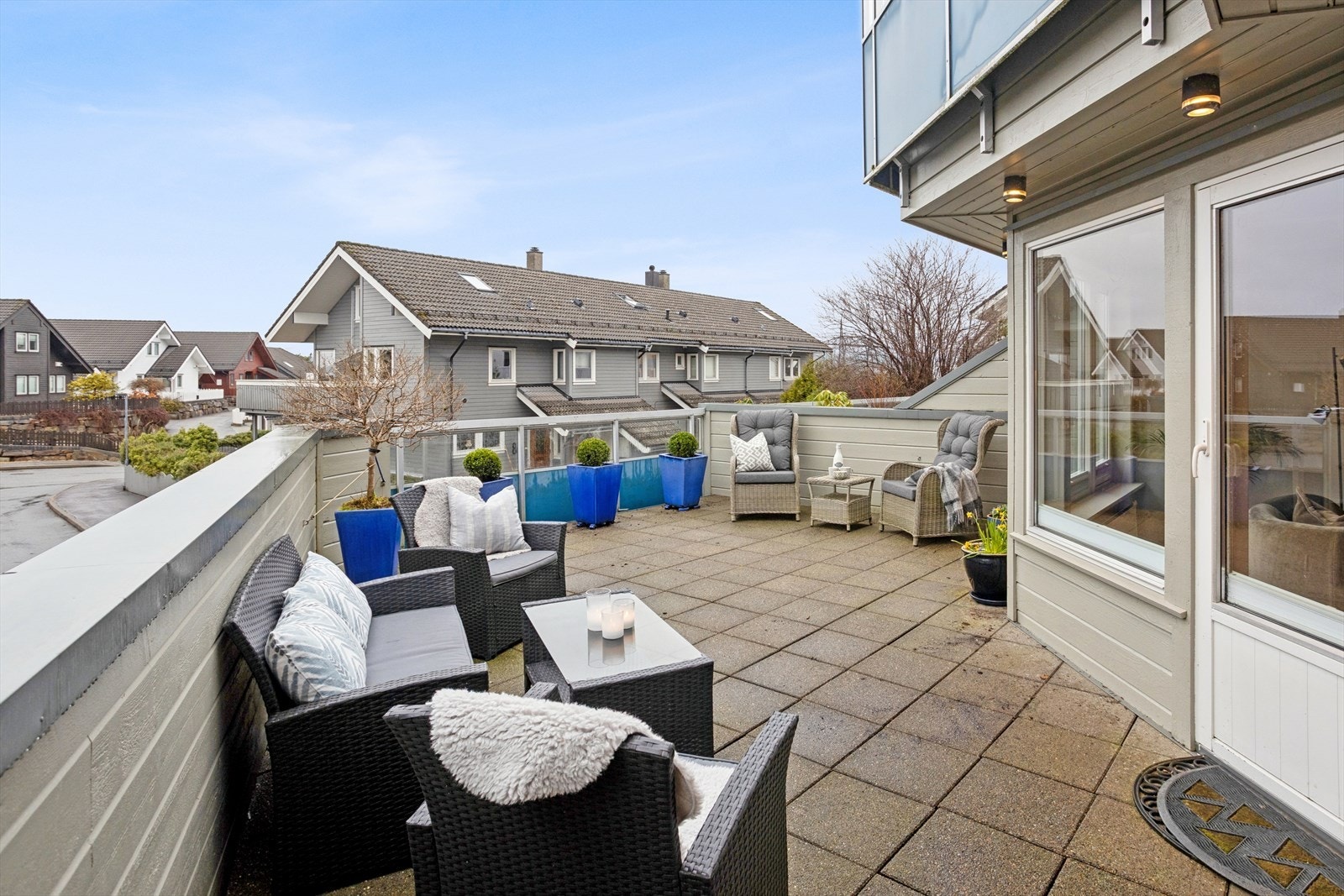 Fra stuen er det utgang til en herlig terrasse på hele 28 kvm. Galleribilde