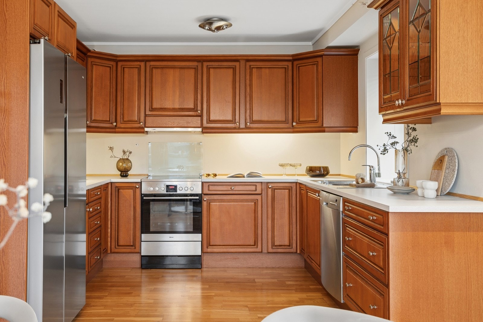 Velutstyrt kjøkkeninnredning med hvitevarer som medfølger. Galleribilde