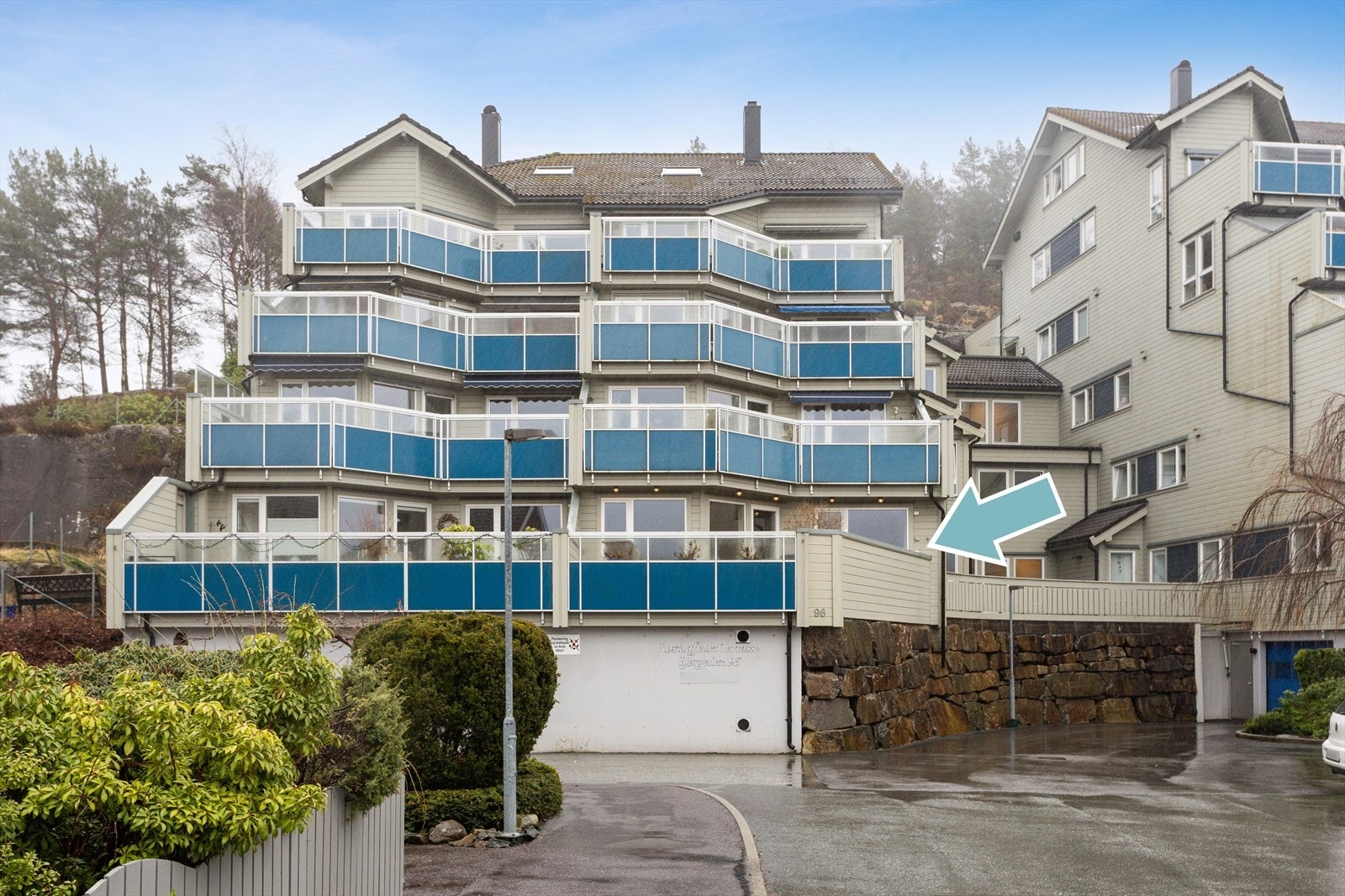 Leiligheten ligger i en høy 1. etasje med enkel, trappefri adkomst. Galleribilde