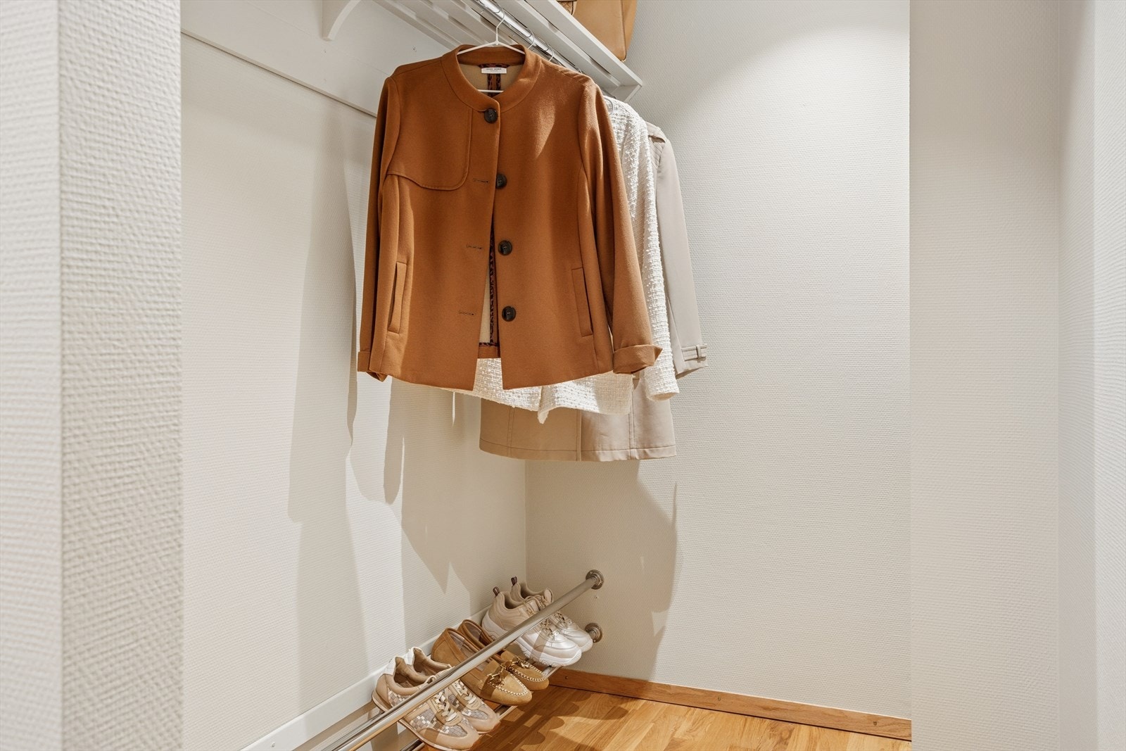 Praktisk og ryddig med egen nisje for ytterklær og sko. Galleribilde