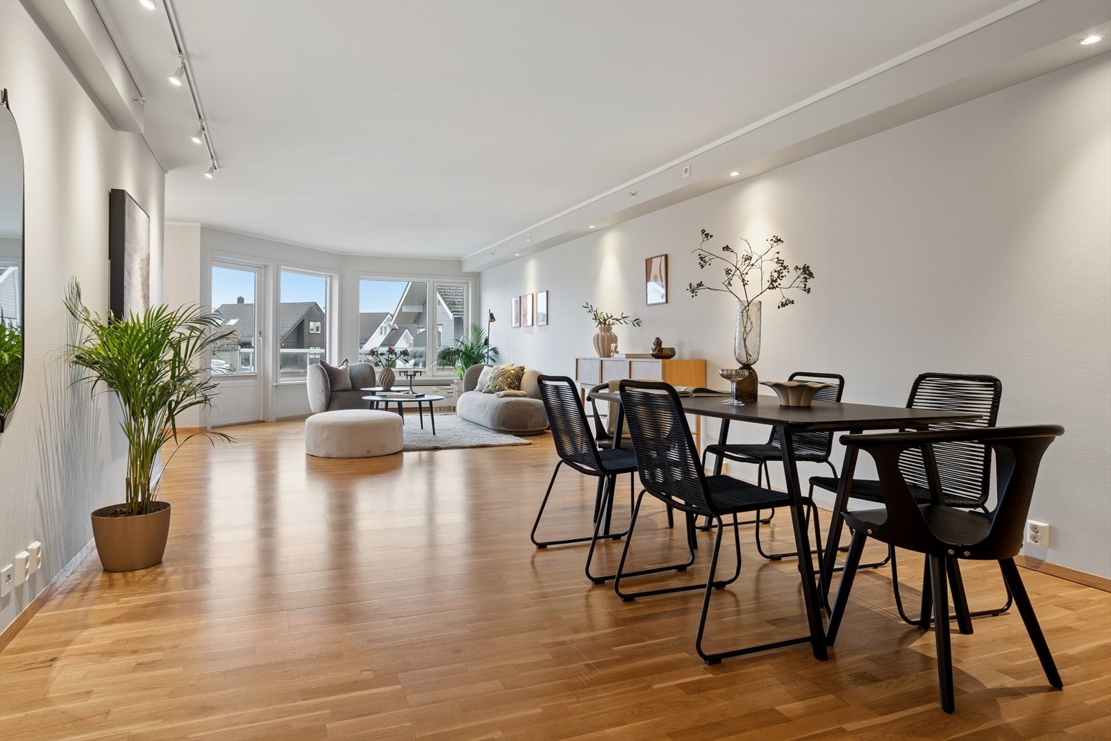 Stor og flott stue som enkelt kan møbleres i flere soner. Galleribilde