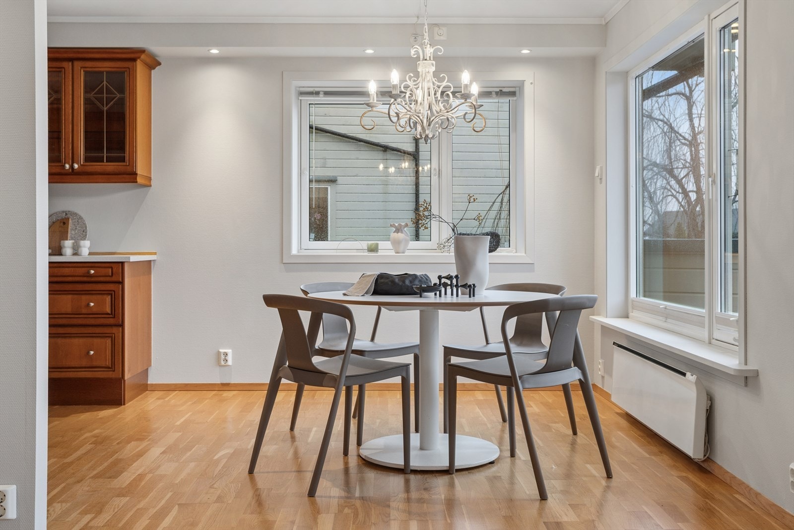 Det er god spiseplass i tilknytning til kjøkkenet. Galleribilde