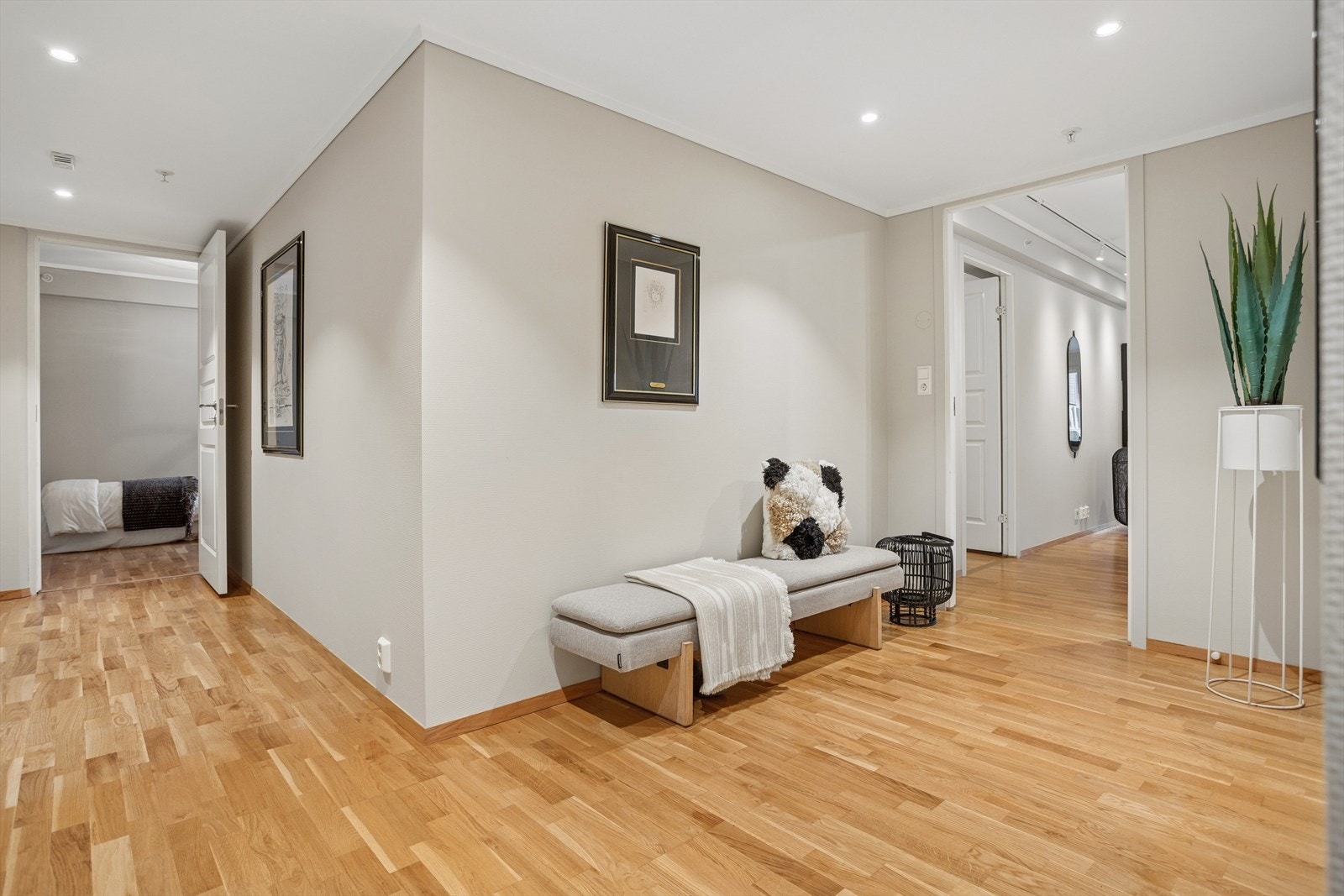 Den klassiske eikeparketten er gjennomgående i alle oppholdsrom i leiligheten. Galleribilde