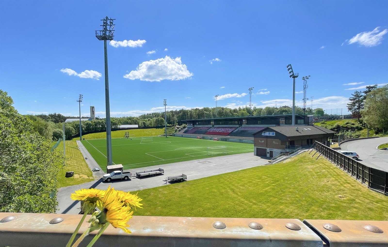 Varden Idrettspark med sportshall og flere fotballbaner er også en del av nærmiljøet. Galleribilde