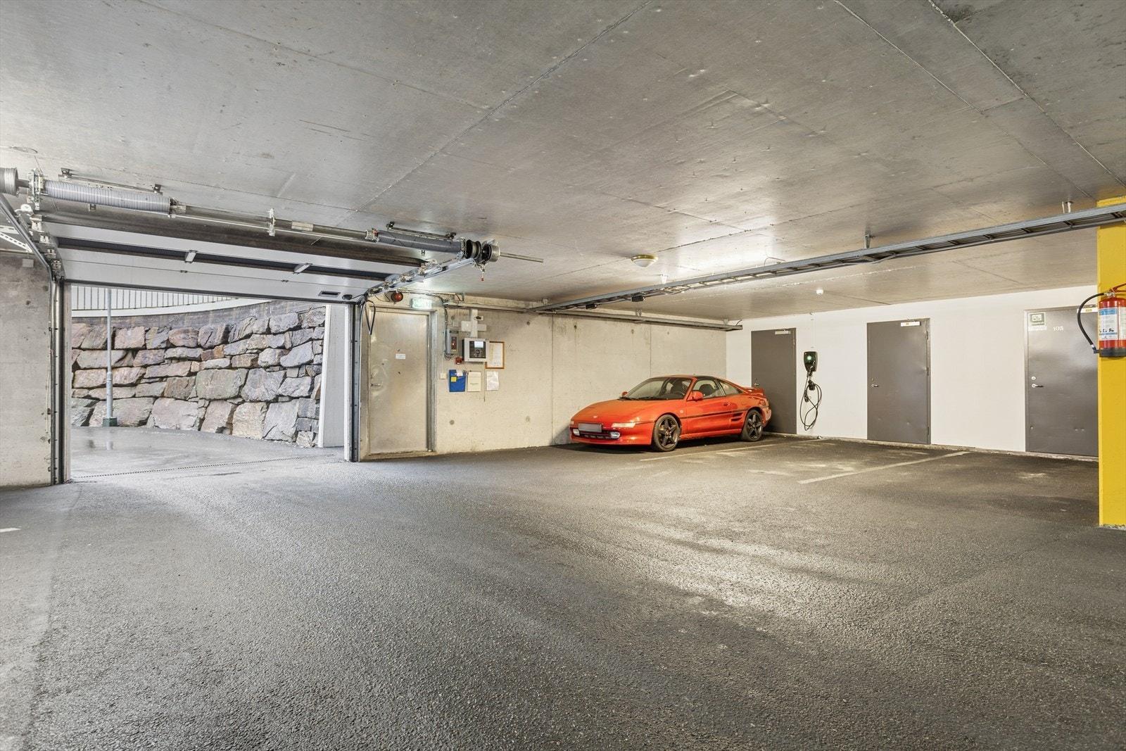 Til leiligheten hører en fast garasjeplass med mulighet for elbil-lader. Galleribilde