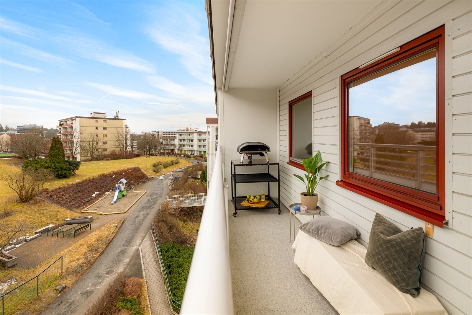 Fra kjøkkenet er det adkomst til en hyggelig sørøstvendt balkong. Galleribilde