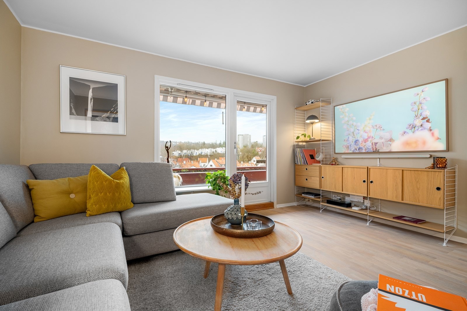 Stuen er et pent rom som får rikelig med naturlig lysinnslipp fra store vindusflater. Galleribilde