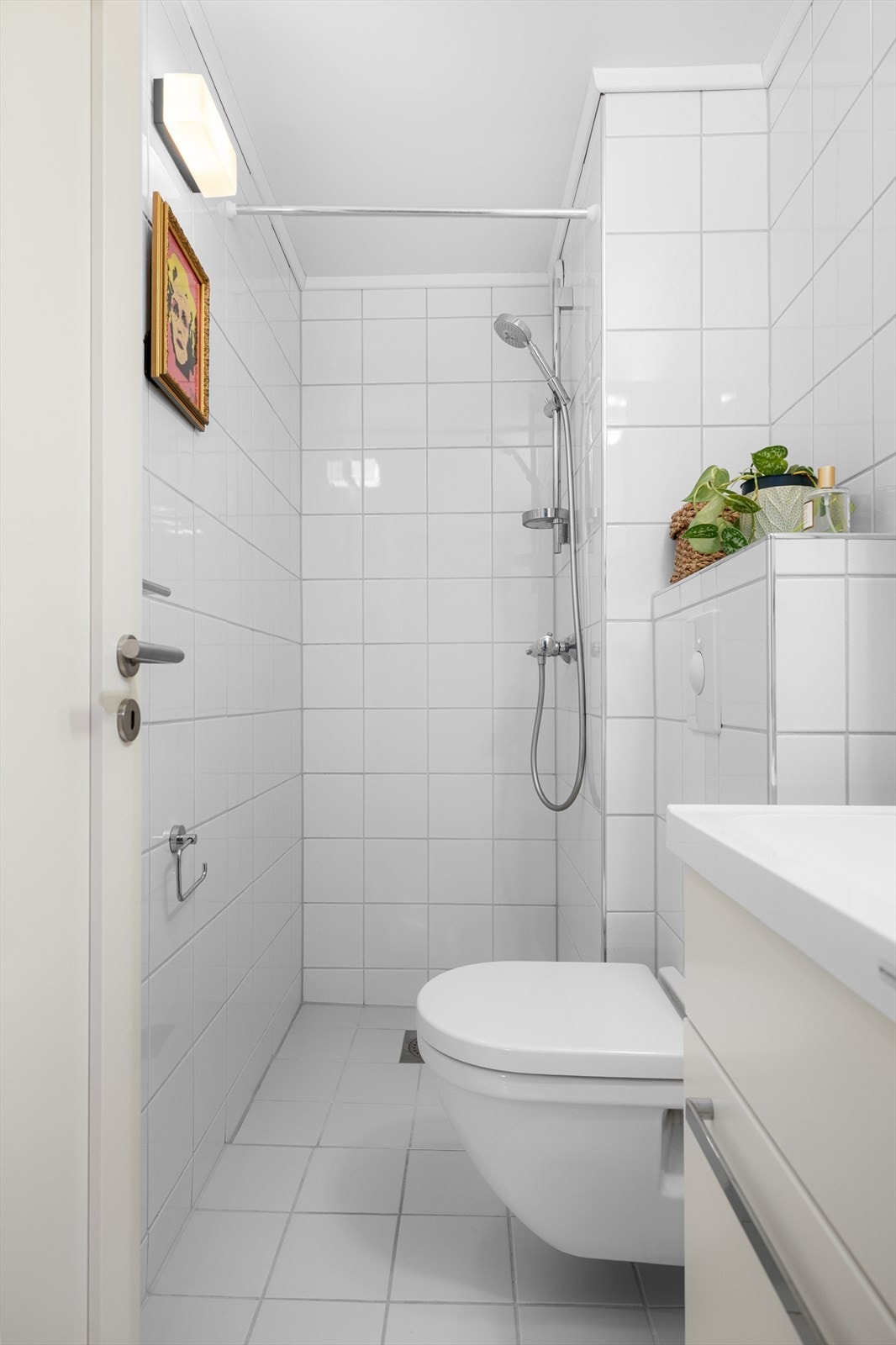 Det er adkomst til boligens andre baderom fra entréen. Baderommet er flislagt med varmekabler og har standard fra 2006. Galleribilde