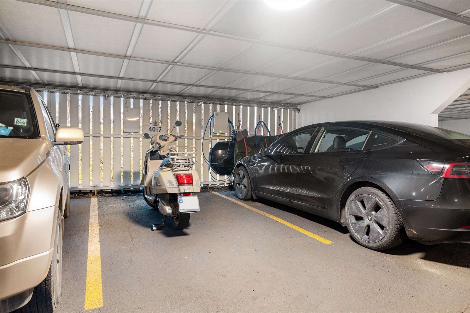 Garasjeplass. Galleribilde