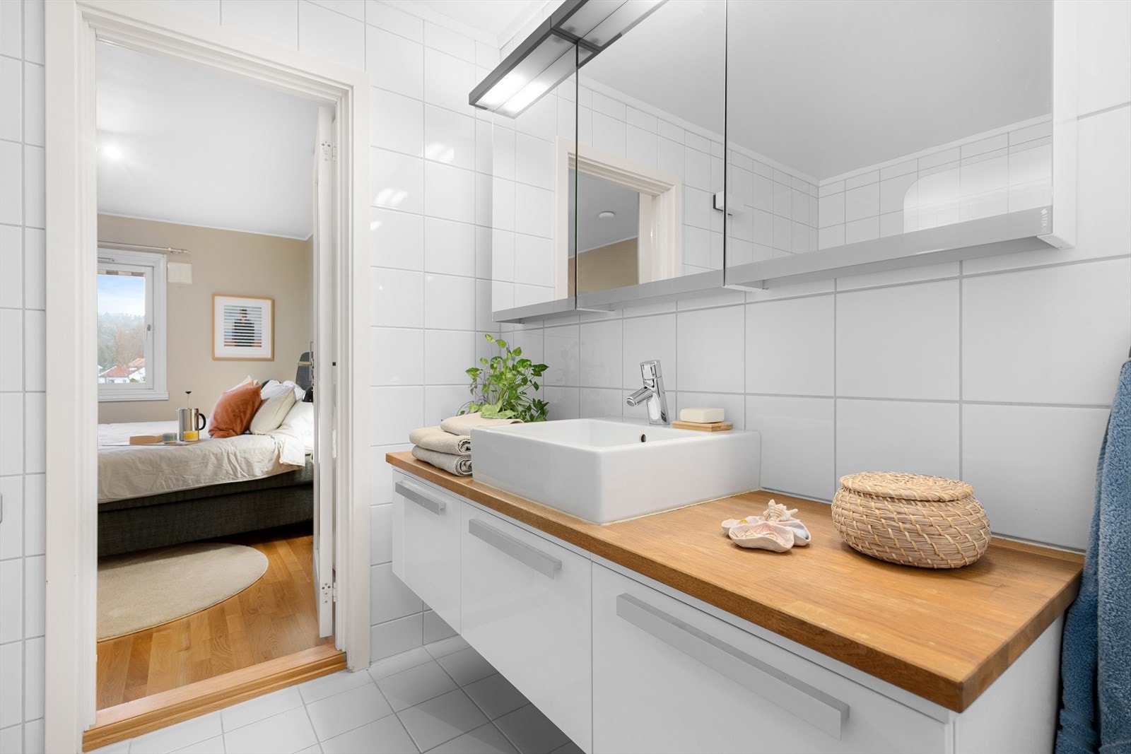 Det er adkomst til boligens første baderom fra hovedsoverom og kjøkken. Baderommet er flislagt med varmekabler i gulv og har standard fra 2006. Galleribilde