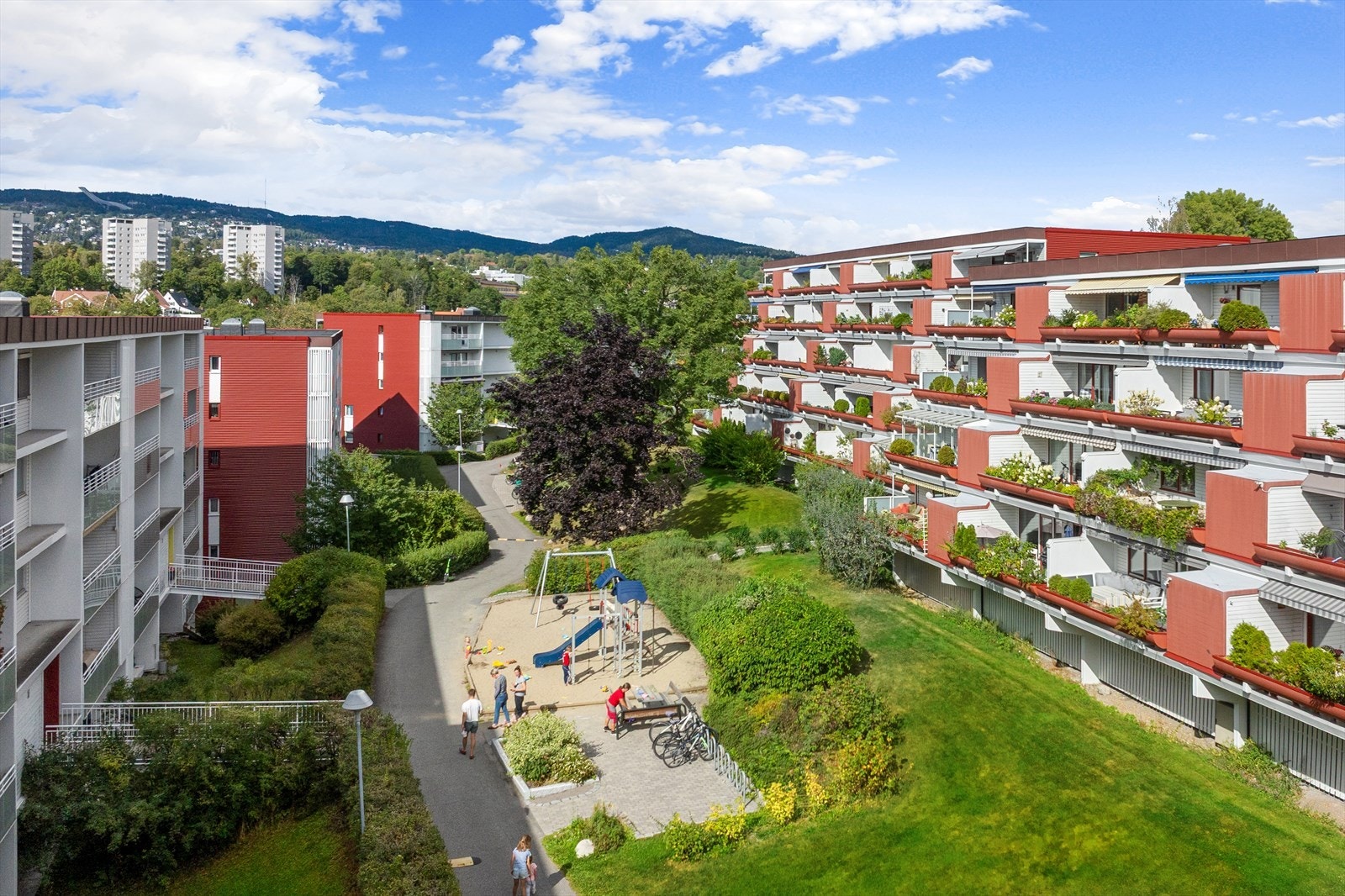 Borettslaget byr på lekeplasser og nok av boltreplass for de små. Galleribilde