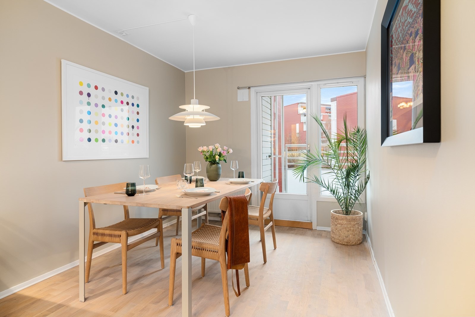 Boligens kjøkken/spisestue får rikelig med naturlig lys fra store vindusflater. Galleribilde