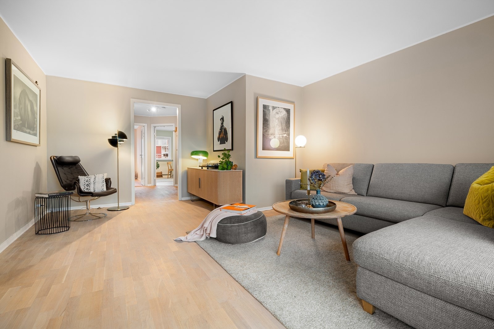 Det er parkett på gulv og et moderne fargevalg på vegger. Galleribilde