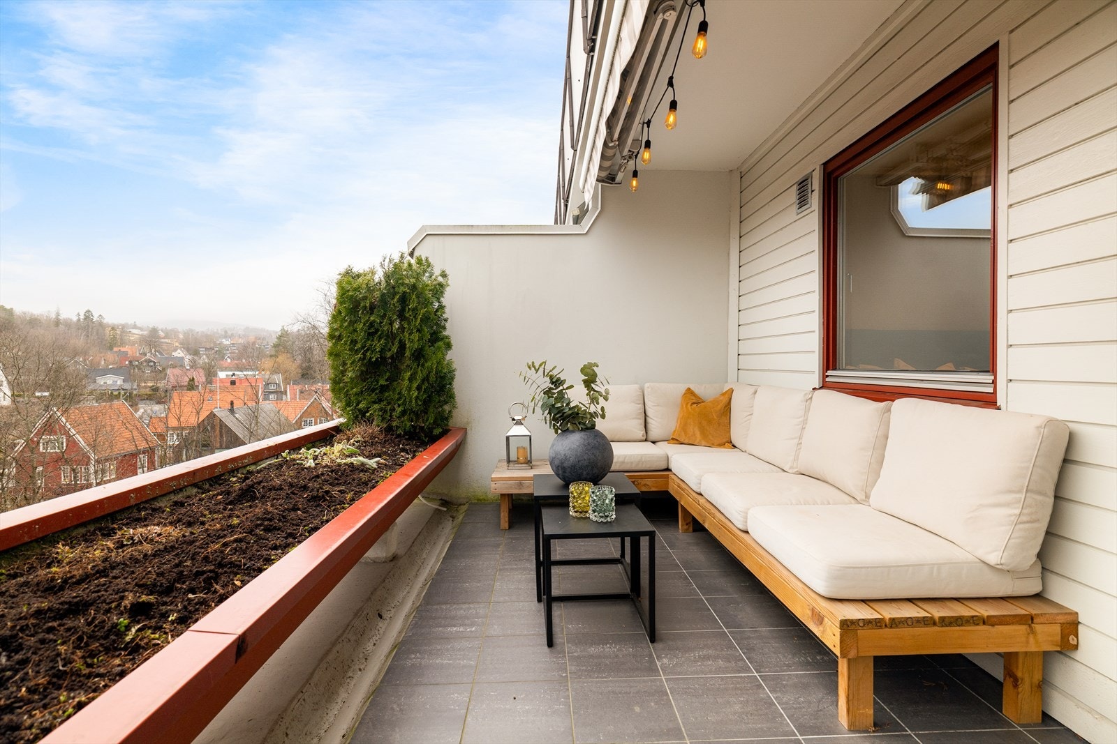 Luftig nordvestvendt terrasse (ca. 12 m²) med flott utsyn, hvor solen kan nytes i rolige omgivelser. Terrassen er usjenert. Galleribilde