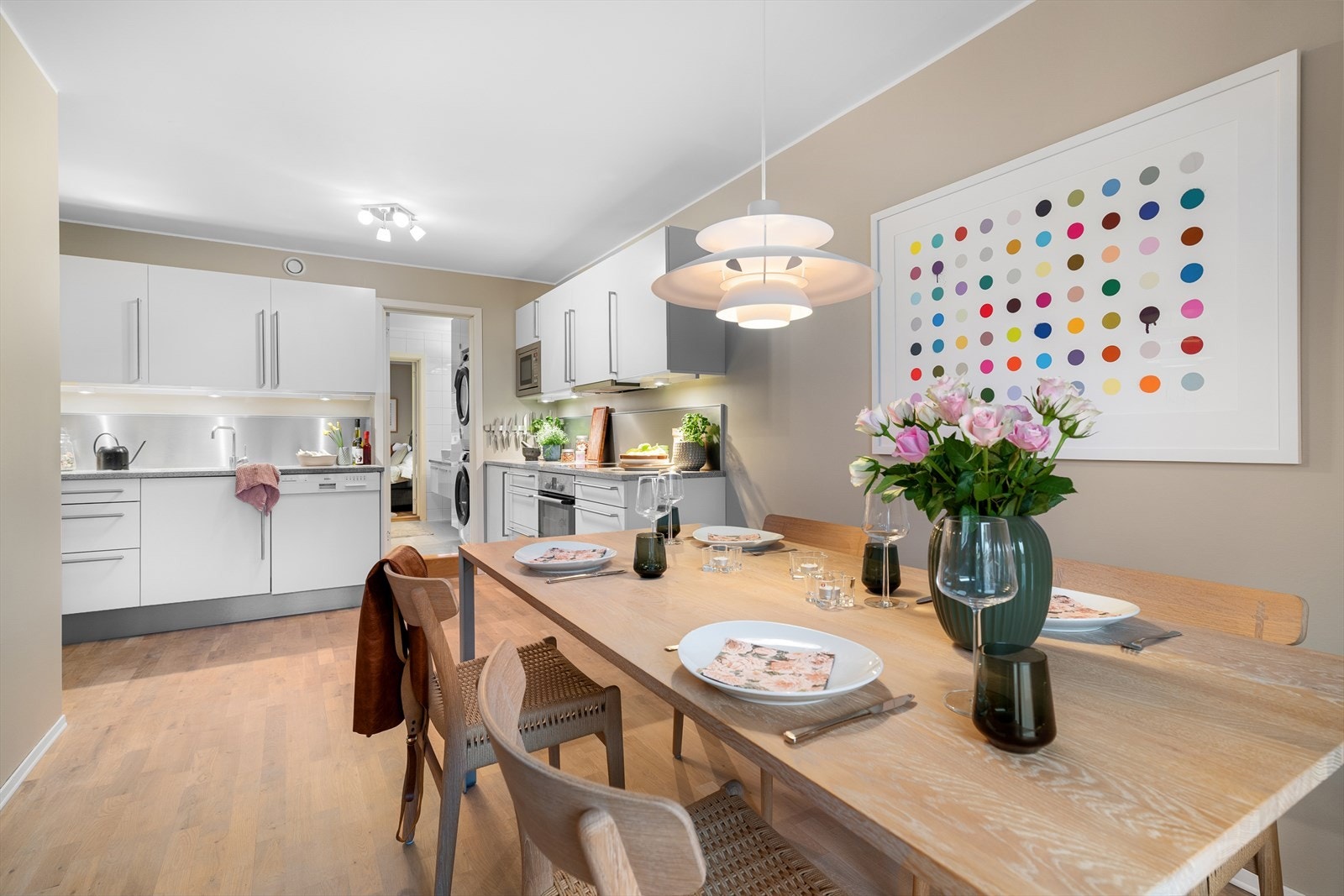 Boligens kjøkkenareal er luftig og byr på rikelig med benk- og oppbevaringsplass. Galleribilde