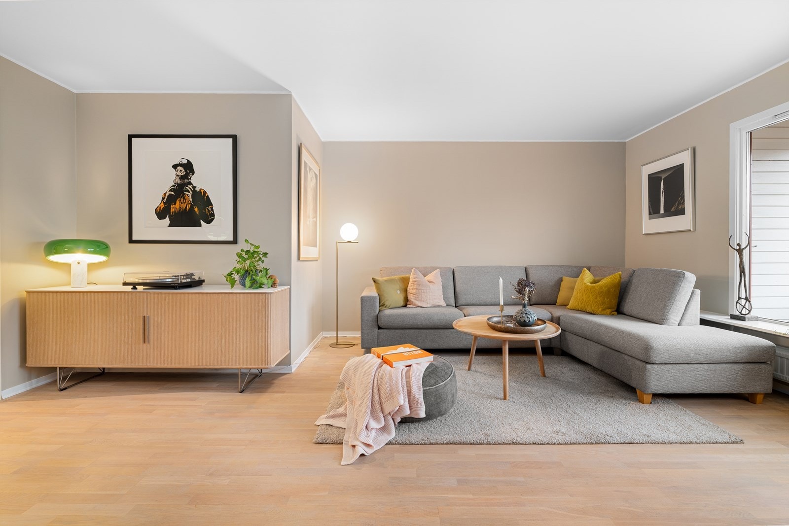 I stuen er det plass til en hyggelig sittegruppe med tilhørende møblement. Galleribilde