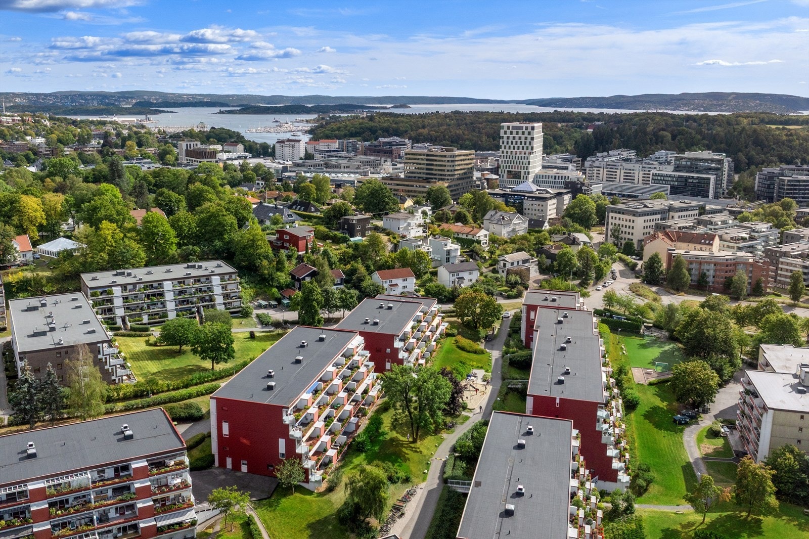 Skøyen Terrasse byr på et trivelig bomiljø, skjermet fra det hektiske byliv, med umiddelbar nærhet til det du skulle trenge i hverdagen. Galleribilde