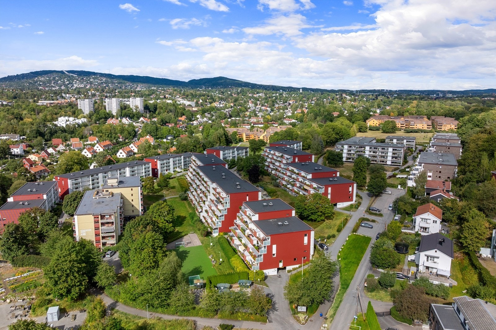Borettslaget har en fotballbane som kan benyttes av store og små. Det er bilfri og kort gangavstand til Skøyen skole samt flere barnehager. Galleribilde