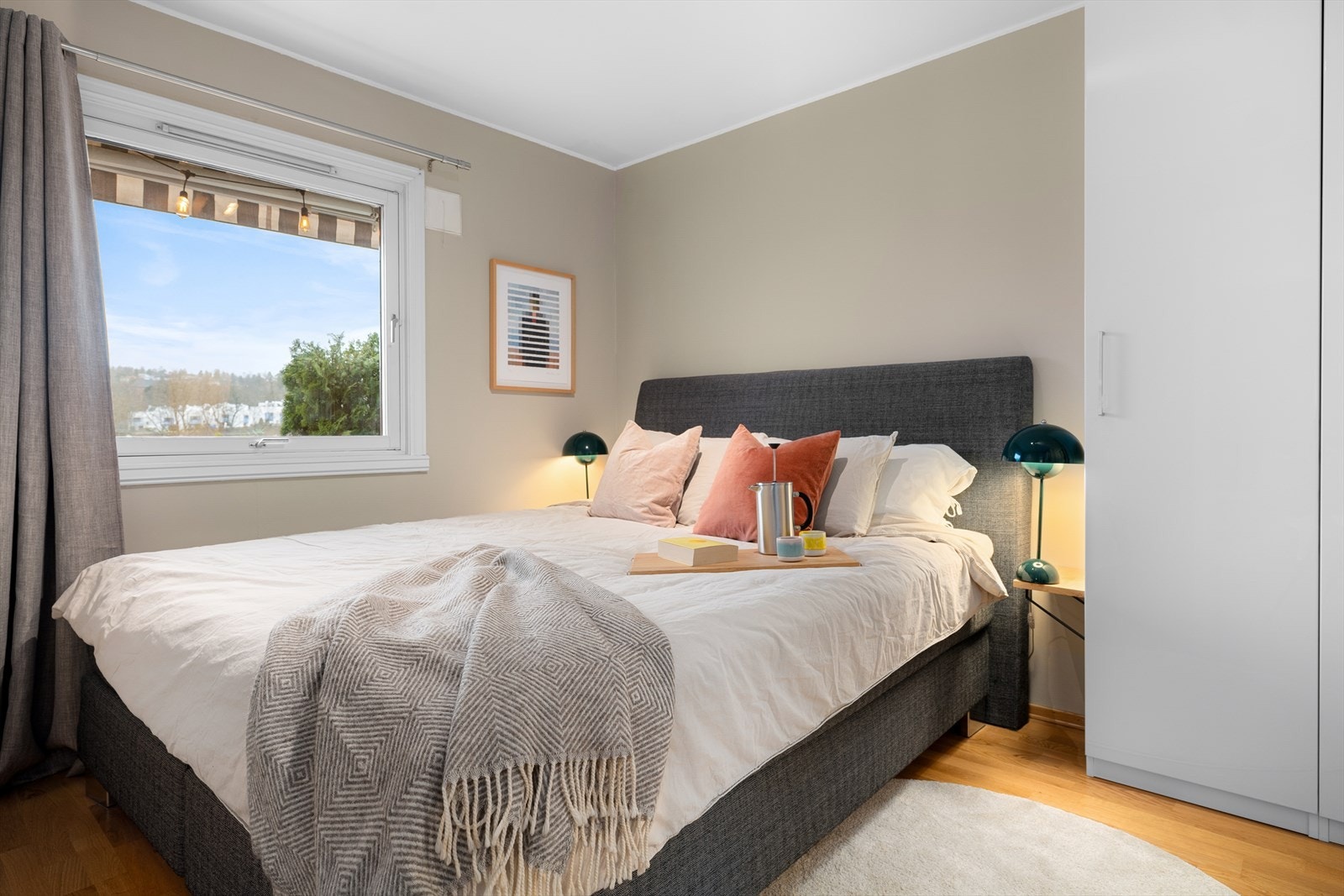 Det er adkomst til hovedsoverommet fra stuen. Her er det plass til dobbeltseng og tilhørende møblement. Galleribilde