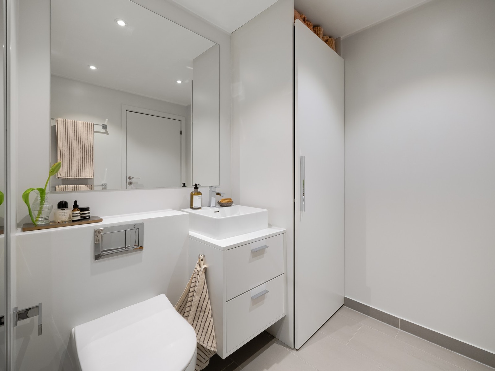 Baderommet er romslig, med plass til vaskemaskin og tørketrommel i spesialbygd skap Galleribilde