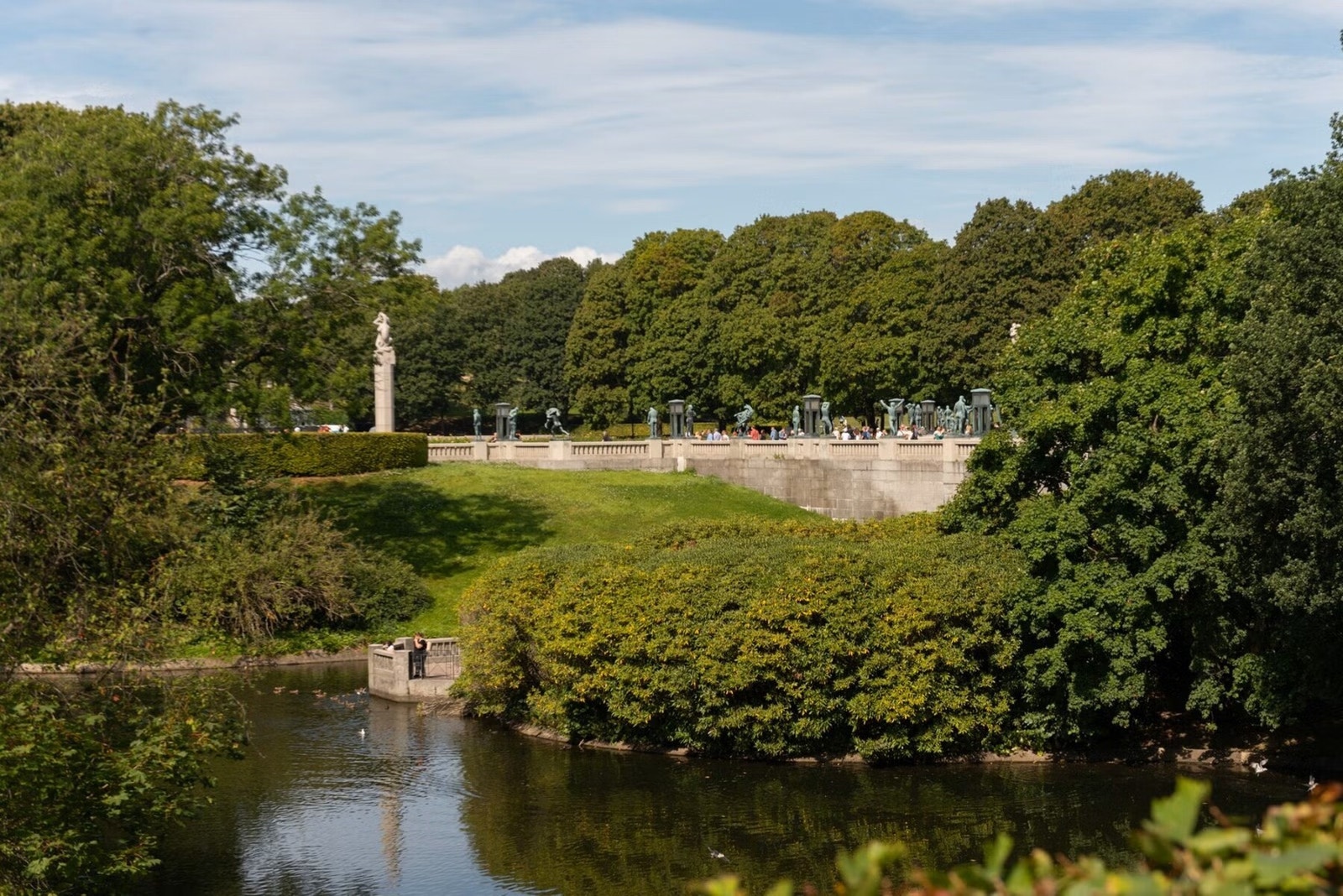 Frognerparken inneholder skulpturanlegget Vigelandsparken, Oslo Bymuseum, Frognerbadet og Frogner stadion Galleribilde