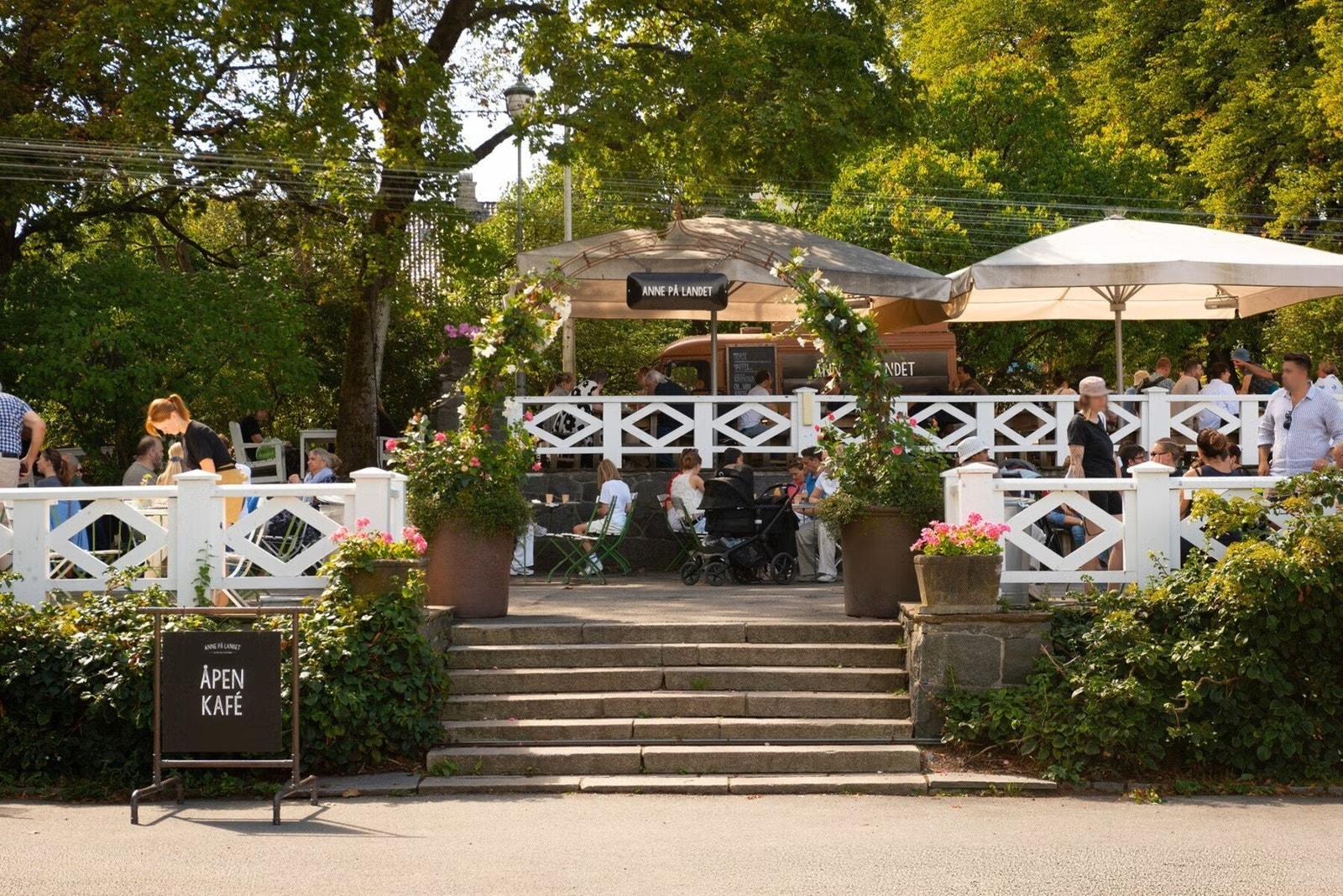 Koselige Anne på Landet i Vigelandsparken med servering og sittegrupper Galleribilde