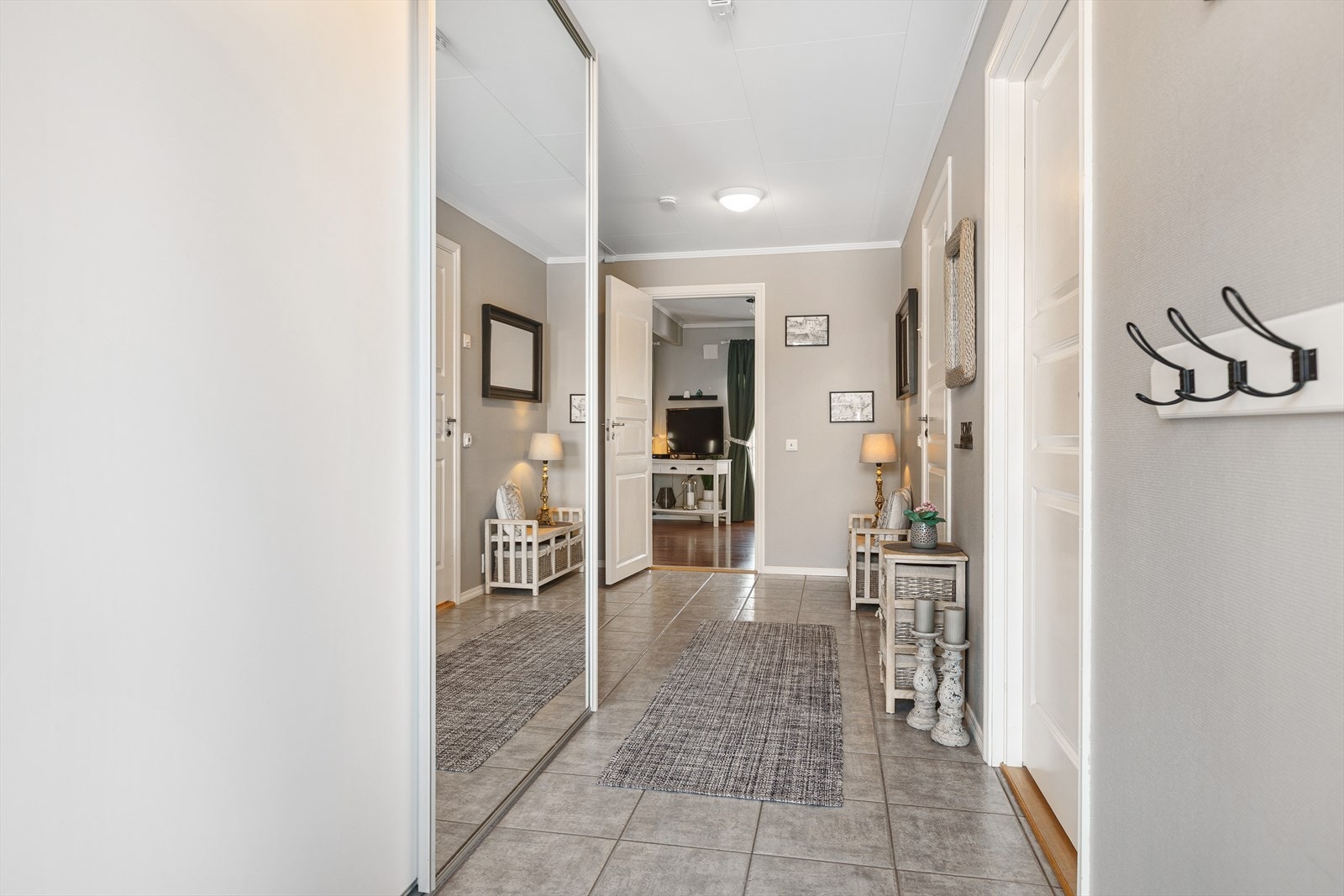 Romslig hall med skyvedørsgarderobe og flislagt gulv. Gulvvarme i hele 1. etasjen utenom soverom. Galleribilde