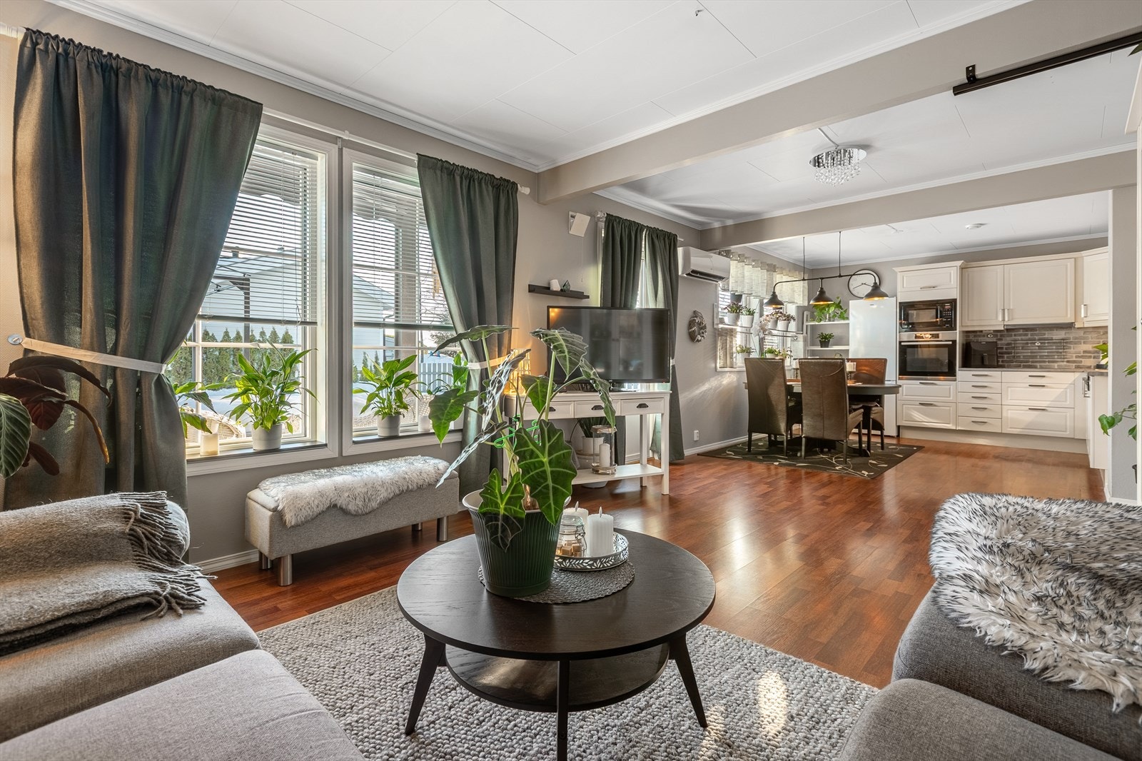 Åpen stue og kjøkken løsning med varmepumpe, mulighet for å sette inn peisovn. Galleribilde