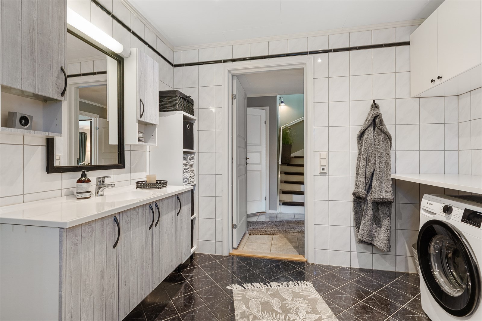 Flislagt bad i hovedetasjen med innredning, dusj, wc og opplegg for vaskemaskin. Galleribilde