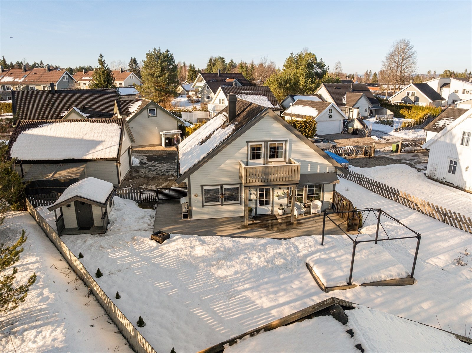 Eiendommen ligger innerst i blindvei. Romslig flott hage som er inngjerdet og nesten 80 kvm stor terrasse. Galleribilde