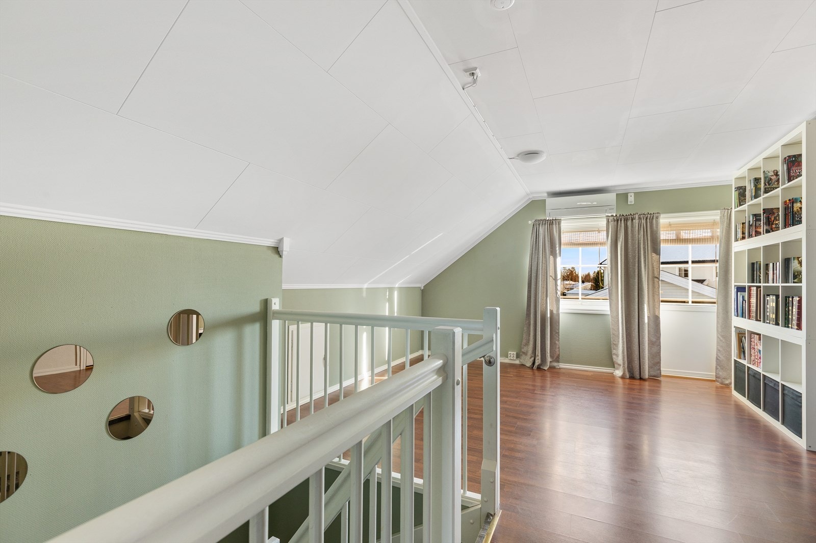 I 2. etasje er det en romslig loftstue med varmepumpe og utgang til balkong. Galleribilde