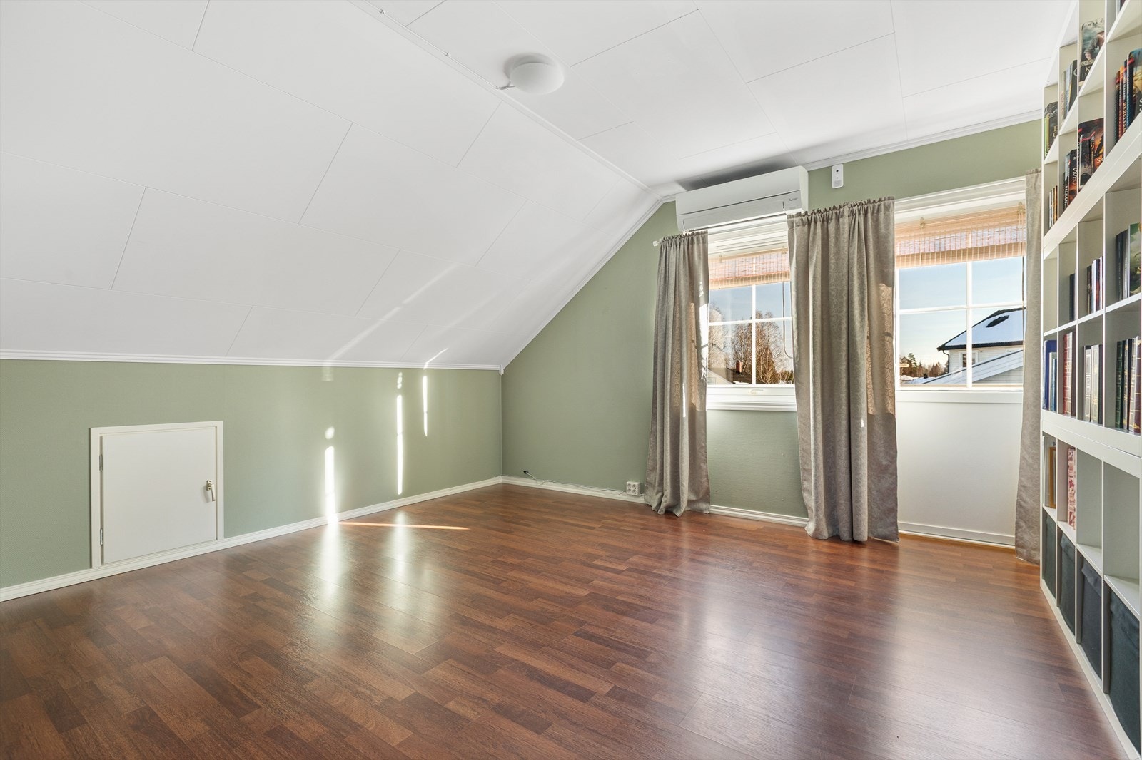 Oppbevaring i kneveggene. Galleribilde