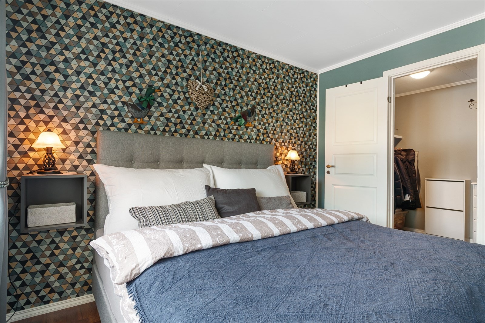 I hovedetasjen er det to soverom - hovedsoverom med walk-in garderobe. Galleribilde