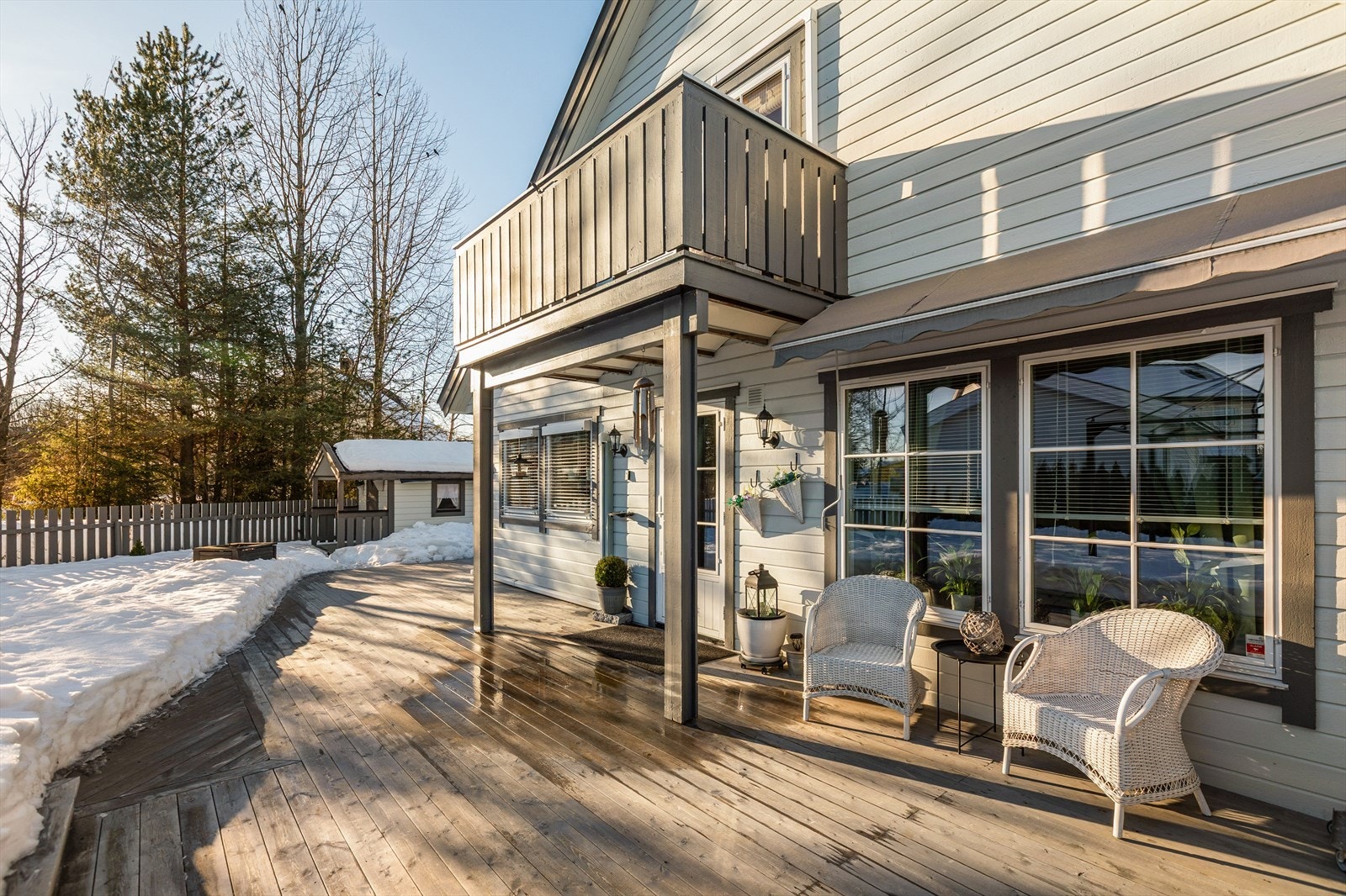 Utgang fra stue til romslig terrasse og hage. Eiendommen ligger skjermet til i blindvei. Galleribilde