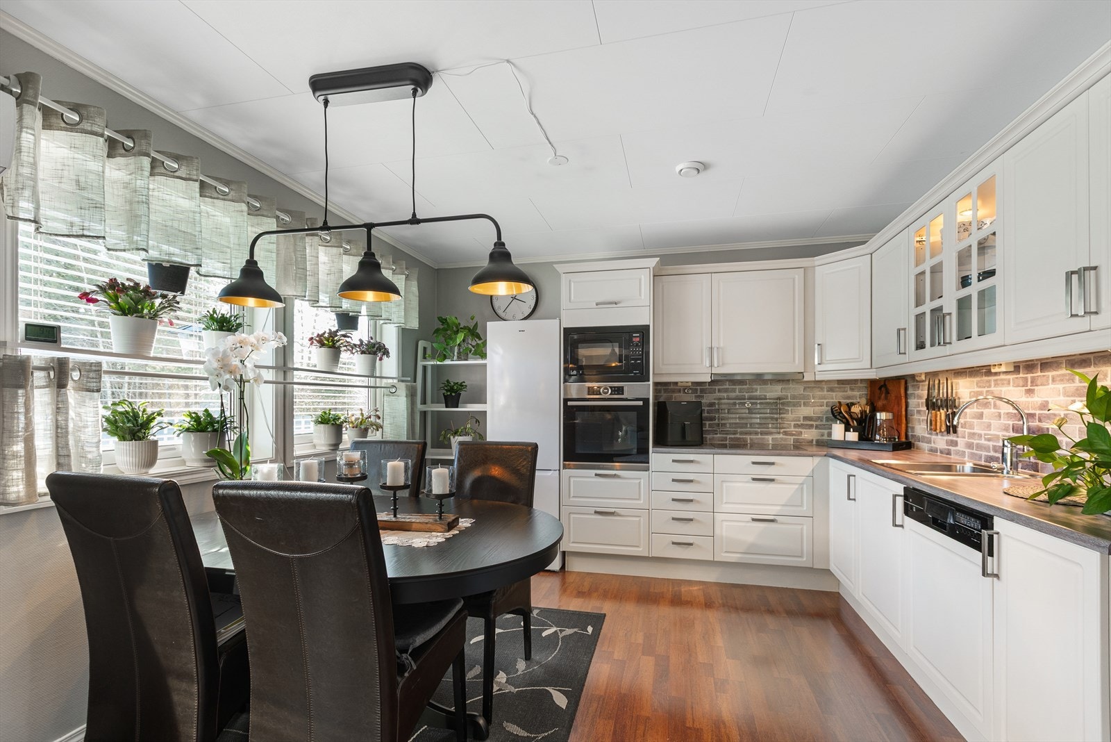 Utvendige persienner som skjermer for varme sommer dager. Galleribilde